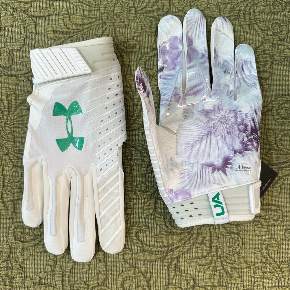 UNDER ARMOUR size XL Spotlight Limited Edition Football Gloves White Jade - Picture 2 of 3
